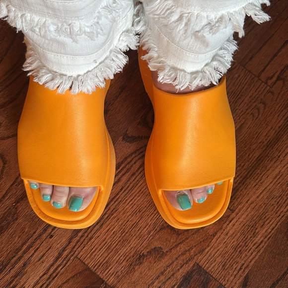 STEVE MADDEN SUPER CUTE GENTLY USED ORANGE BOHO PLATFORM SLIP ON SANDALS! - Picture 3 of 7